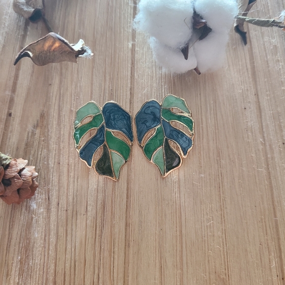 🌴🌴Beautiful Palm Leaf Earrings in a green marble Color🌴🌴 - Picture 6 of 14